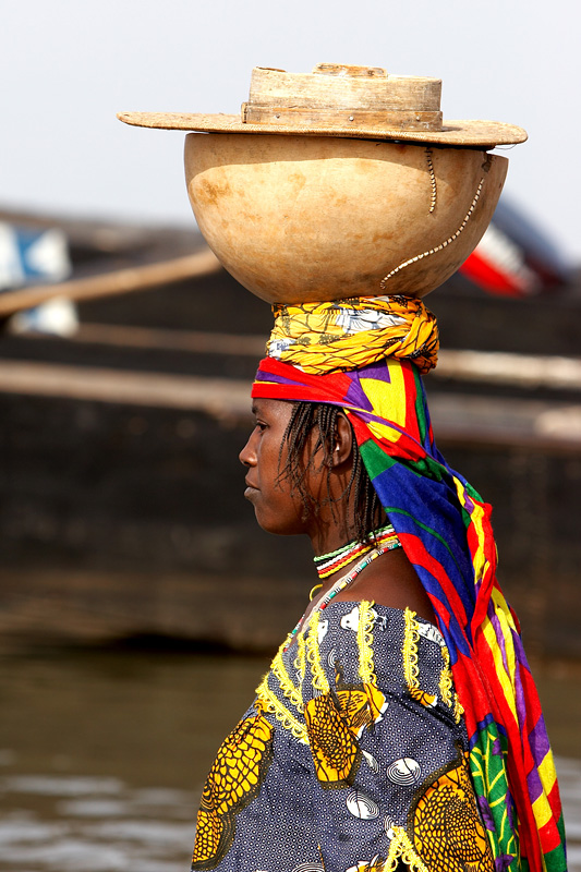 22   Peul woman returning from the market   Segou